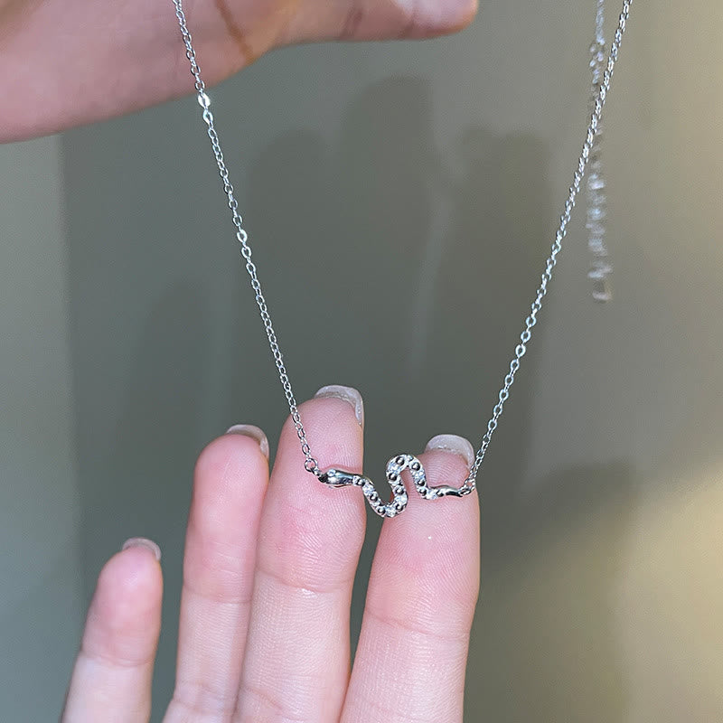 Buddha Stones Halskette mit Anhänger „Jahr der Schlange“ aus 925er Sterlingsilber mit gepunktetem Schlangen-Segen