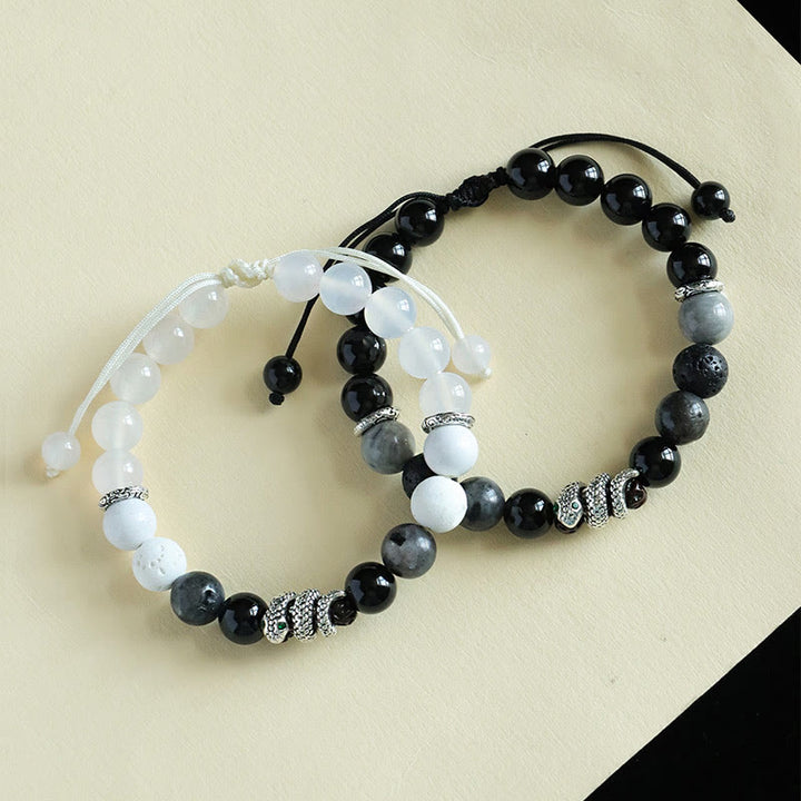 Buddha Stones Armband „Jahr der Schlange“ aus 999er Sterlingsilber mit schwarzem Glitzerstein, weißem Türkis und schwarzem Onyx