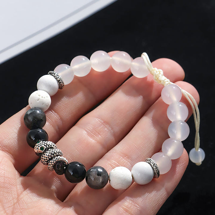 Buddha Stones Armband „Jahr der Schlange“ aus 999er Sterlingsilber mit schwarzem Glitzerstein, weißem Türkis und schwarzem Onyx