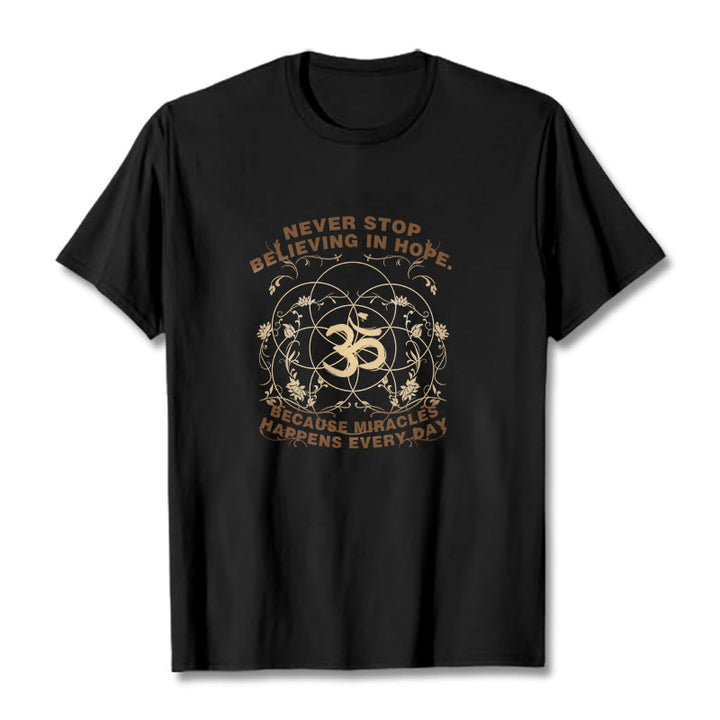 Buddha Stones Hören Sie nie auf, an die Hoffnung zu glauben. Om Lotus Design Baumwoll-T-Shirt - image 2