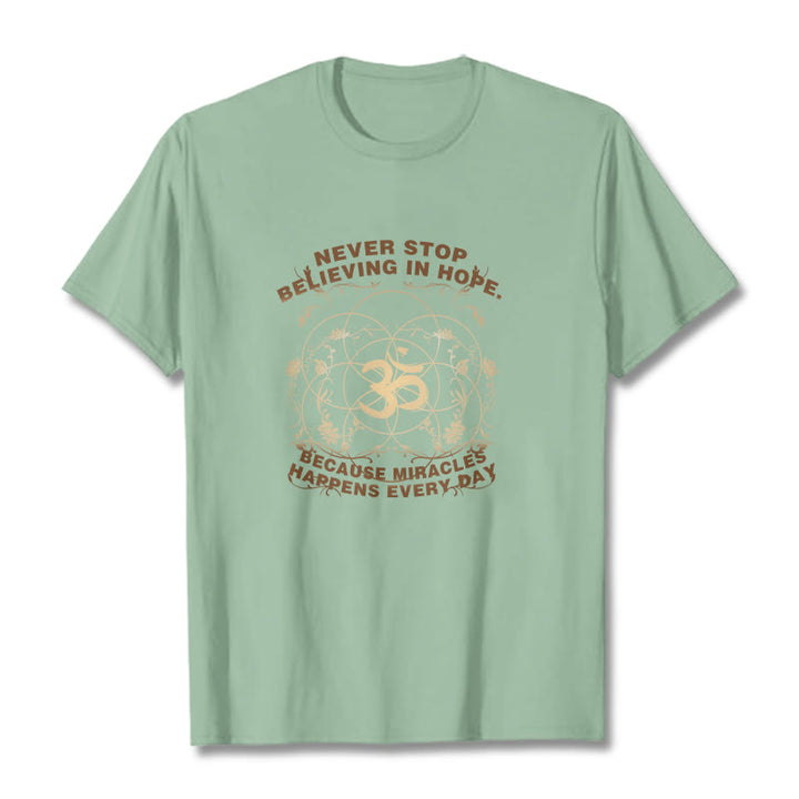 Buddha Stones Hören Sie nie auf, an die Hoffnung zu glauben. Om Lotus Design Baumwoll-T-Shirt - Blassgrün - 2XL - image 28