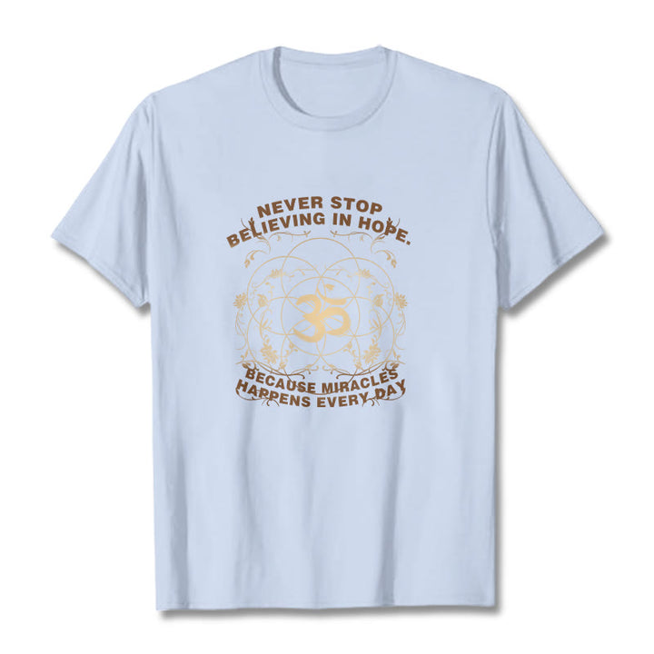 Buddha Stones Hören Sie nie auf, an die Hoffnung zu glauben. Om Lotus Design Baumwoll-T-Shirt - HellCyan - 2XL - image 36