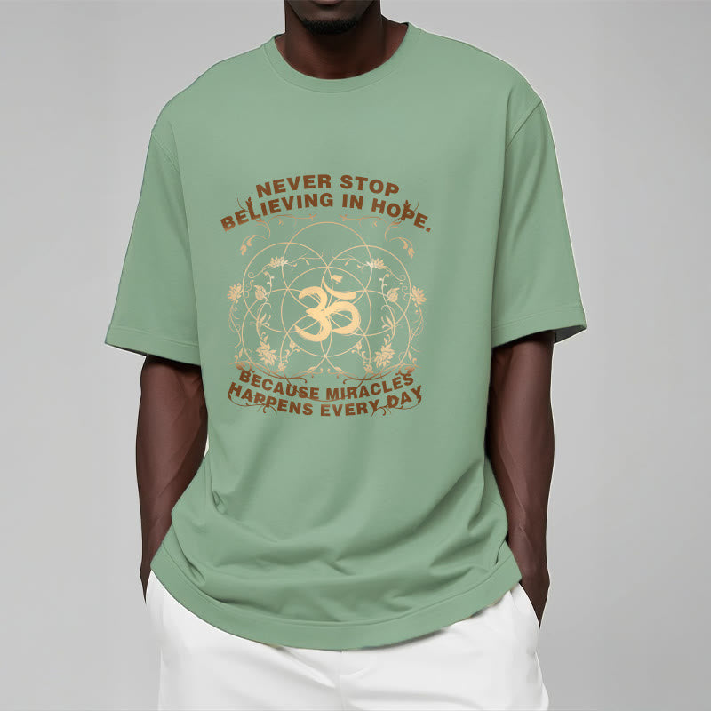 Buddha Stones Hören Sie nie auf, an die Hoffnung zu glauben. Om Lotus Design Baumwoll-T-Shirt - image 30