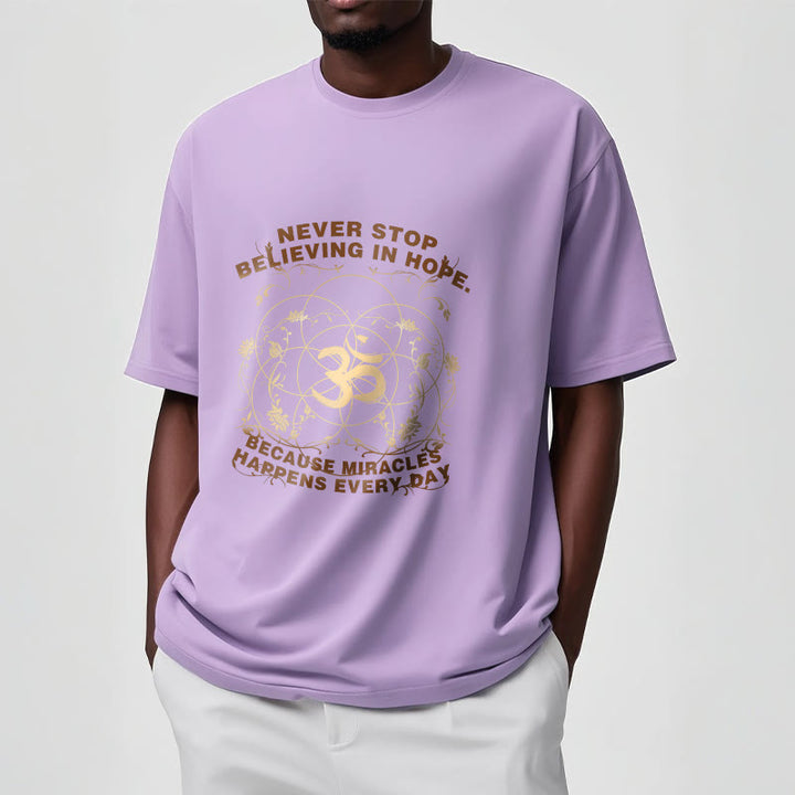 Buddha Stones Hören Sie nie auf, an die Hoffnung zu glauben. Om Lotus Design Baumwoll-T-Shirt - image 35