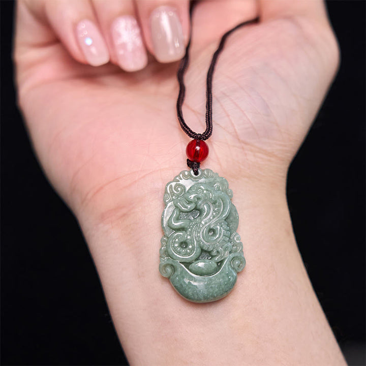 Buddha Stones Glücksbringer Das Jahr der Schlange 2025 Jade-Anhänger Weißer Kristall Rote Schnur Armband Schutzpaket