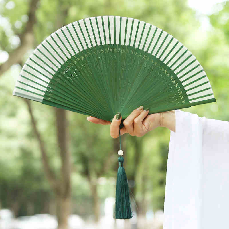 Handlicher Faltfächer aus Maulbeerseide und Bambus mit Buddha Stones in Volltonfarbe und Libellen-Quaste