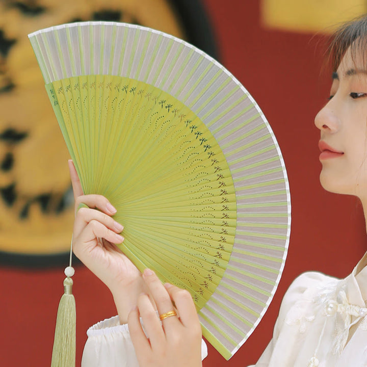Handlicher Faltfächer aus Maulbeerseide und Bambus mit Buddha Stones in Volltonfarbe und Libellen-Quaste