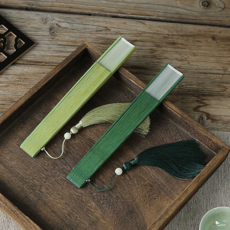 Handlicher Faltfächer aus Maulbeerseide und Bambus mit Buddha Stones in Volltonfarbe und Libellen-Quaste