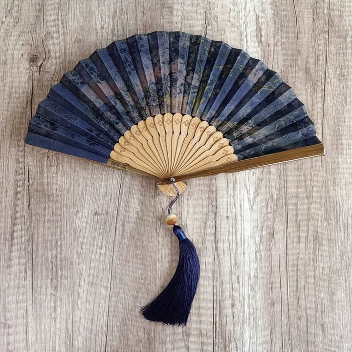 Buddha Stones , Blume, Kaki, Bambusblätter, Xiangyunsha-Seide, Hand-Faltfächer aus Bambus - Blühendes Blauviolett, 21 cm - image 2