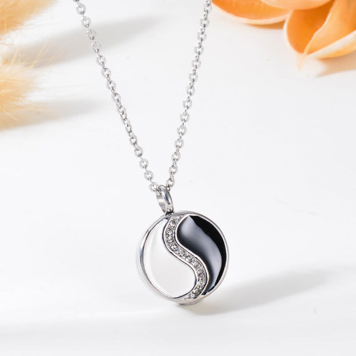 Halskette mit Anhänger „Buddha Stones Yin Yang“ aus Titanstahl mit Harmonie