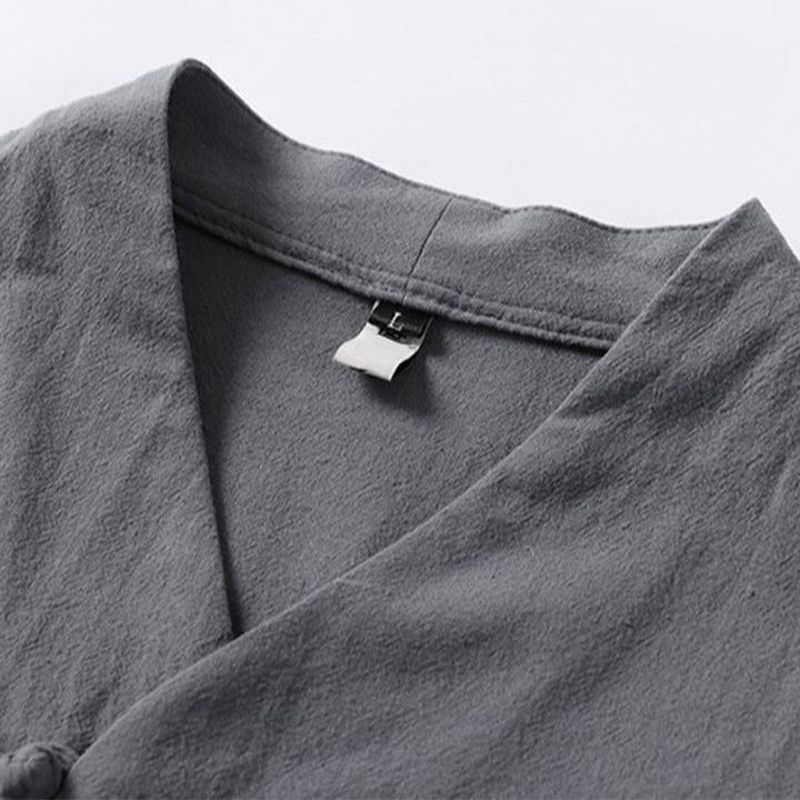 Buddha Stones Lässiges, einfarbiges Herrenhemd aus Baumwolle mit zwei Knöpfen, V-Ausschnitt und Dreiviertelärmeln - image 6