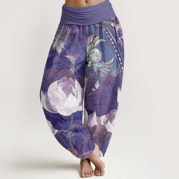 Lässige Damen-Haremshose aus Baumwolle mit Buddha Stones, weißem Lotusblattmuster und elastischem Bund - Mittelviolett - US22, UK/AU26, EU54 (6XL) - image 5