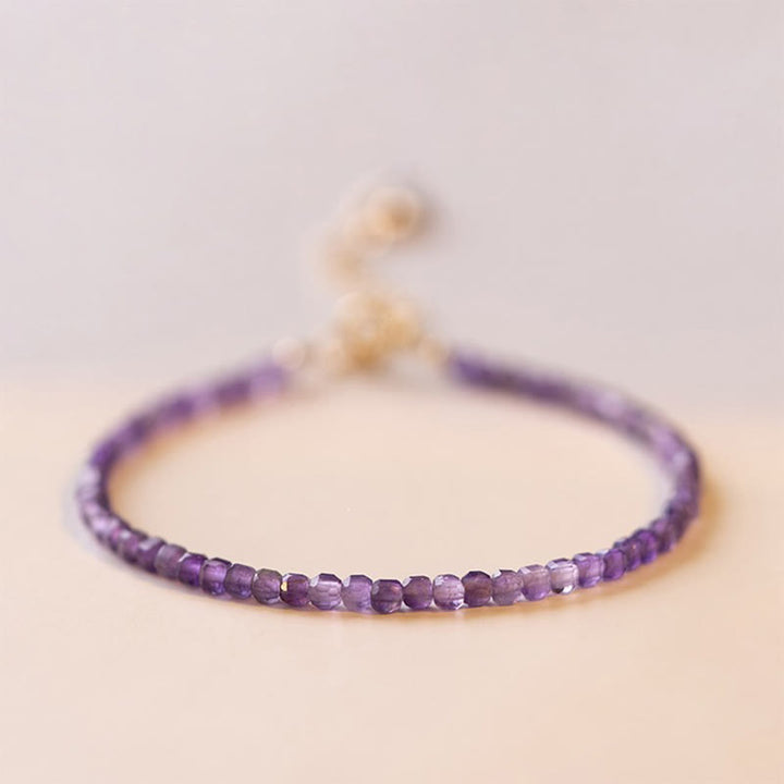 Armband „Inner Peace“ aus 14 Karat vergoldetem Kupfer mit Buddha Stones, 2,5 mm natürlicher Amethyst, ultradünn