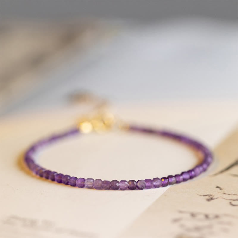 Armband „Inner Peace“ aus 14 Karat vergoldetem Kupfer mit Buddha Stones, 2,5 mm natürlicher Amethyst, ultradünn