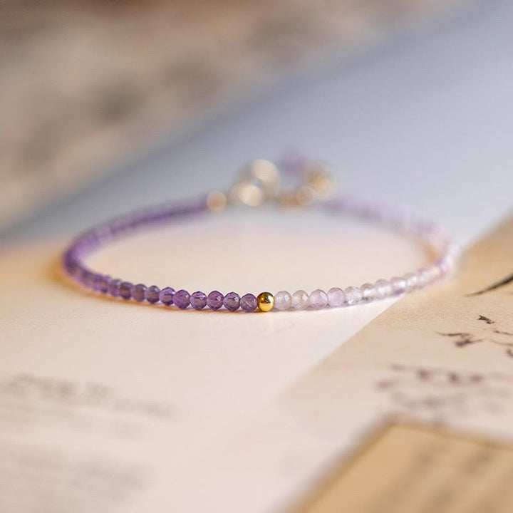 Armband „Inner Peace“ aus 14 Karat vergoldetem Kupfer mit Buddha Stones, 2,5 mm natürlicher Amethyst, ultradünn