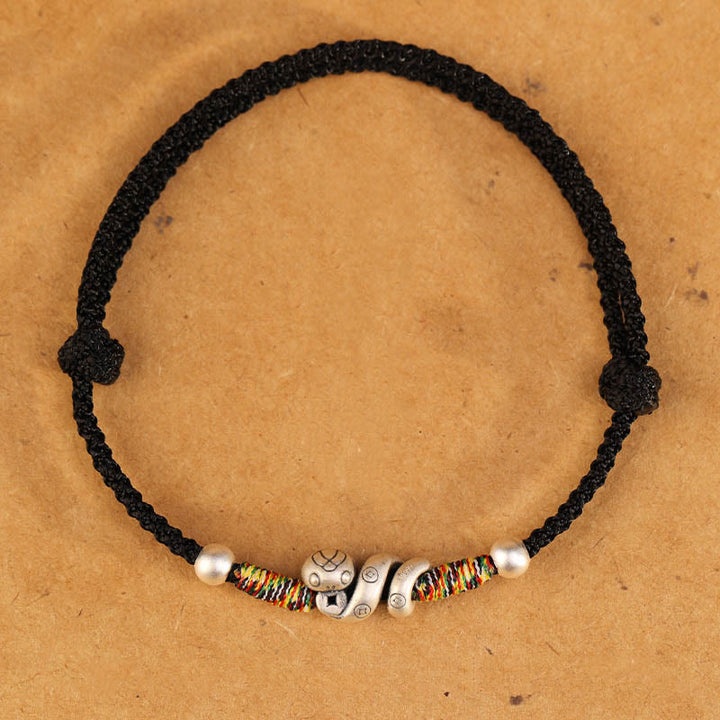 Fußkettchen „Jahr der Schlange“ von Buddha Stones aus 999er Sterlingsilber mit roter Schnur