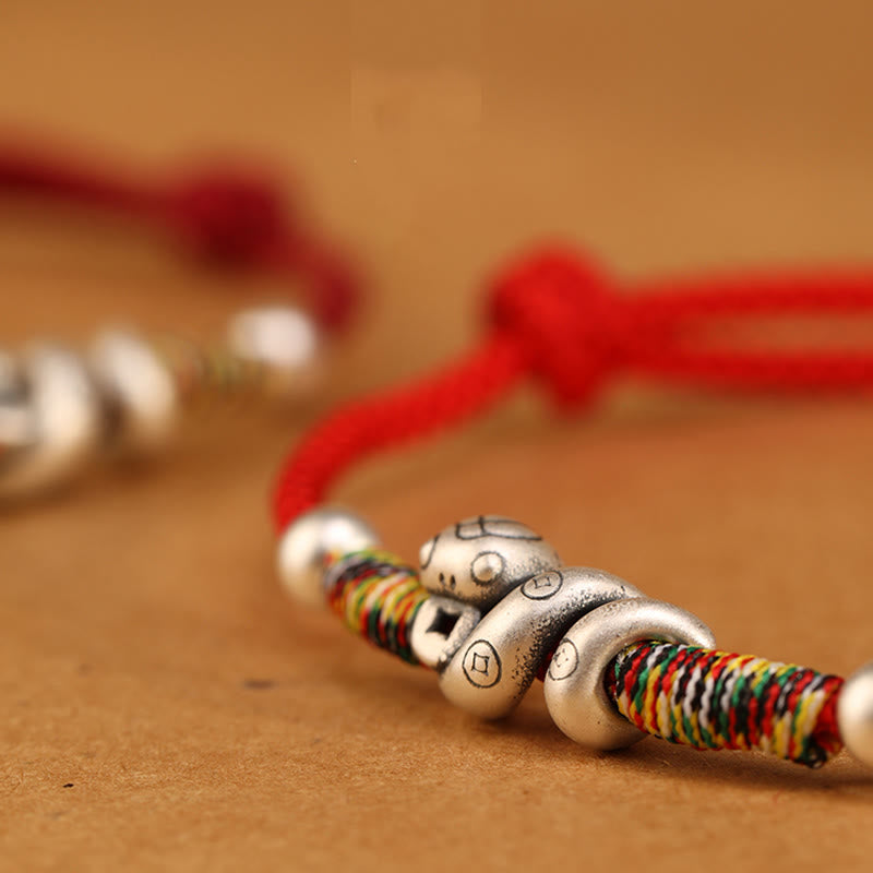 Fußkettchen „Jahr der Schlange“ von Buddha Stones aus 999er Sterlingsilber mit roter Schnur