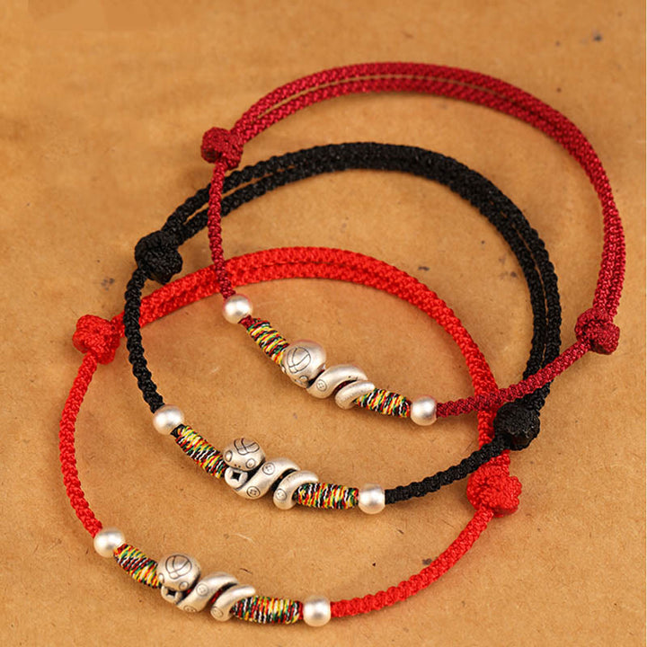 Fußkettchen „Jahr der Schlange“ von Buddha Stones aus 999er Sterlingsilber mit roter Schnur