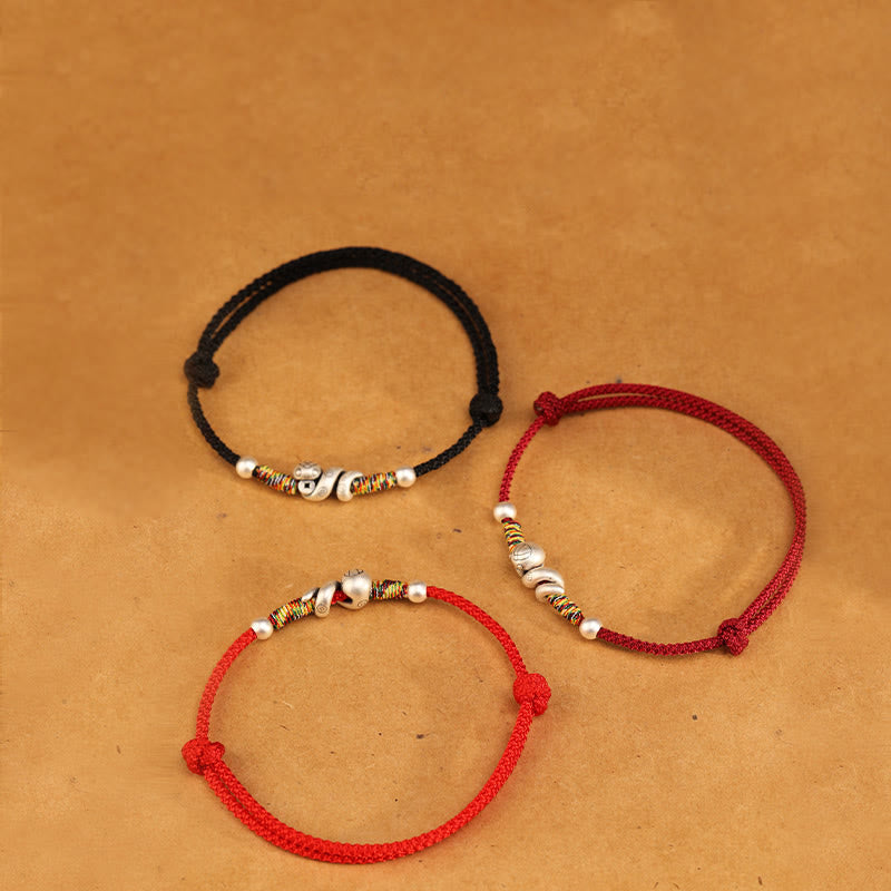 Fußkettchen „Jahr der Schlange“ von Buddha Stones aus 999er Sterlingsilber mit roter Schnur