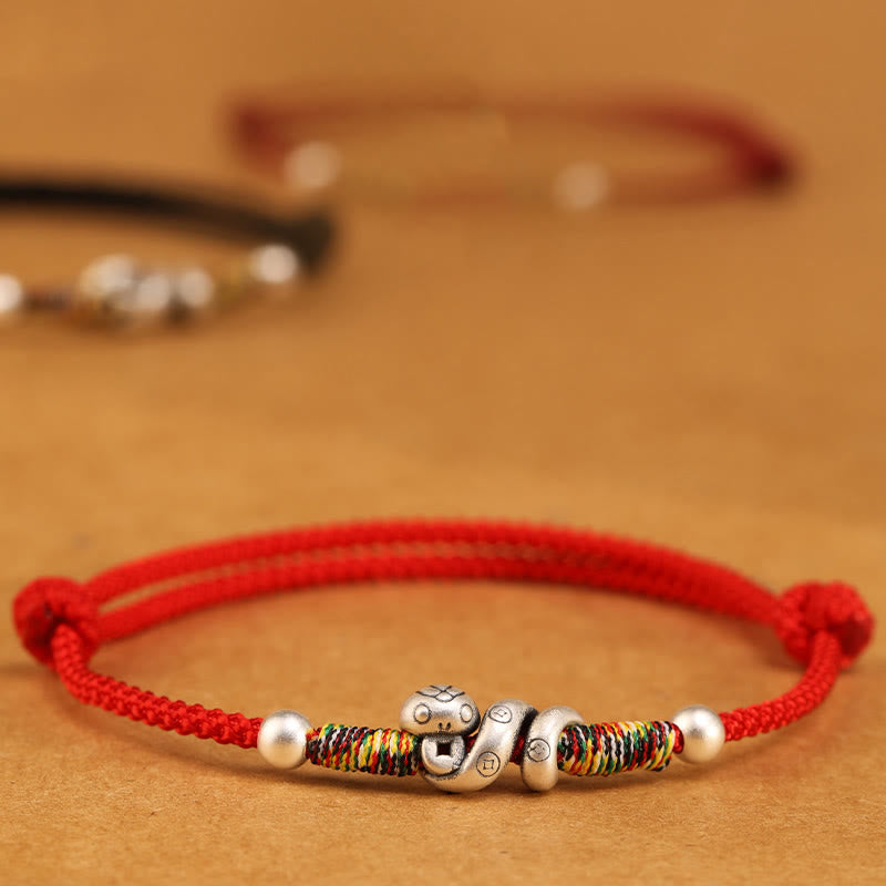 Fußkettchen „Jahr der Schlange“ von Buddha Stones aus 999er Sterlingsilber mit roter Schnur