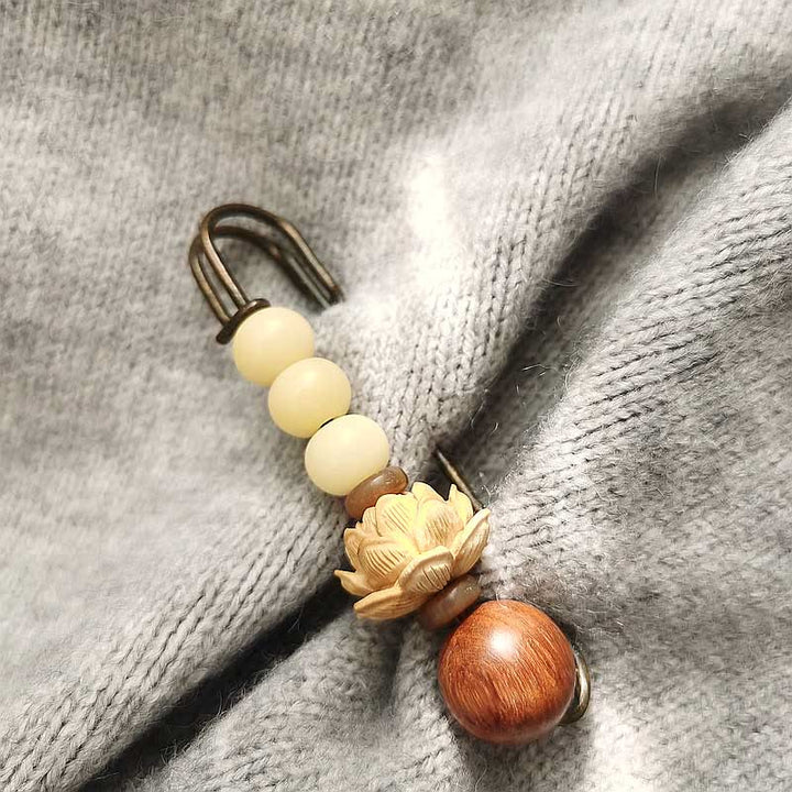 Buddha Stones, Vintage-Brosche mit Bodhi-Samen, Buchsbaum, Lotus, Sandelholz, Perlen, Peace-Zeichen