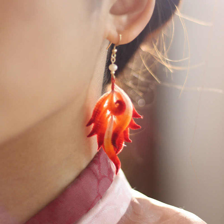 Buddha Stones 14K vergoldete Kupfer handgefertigte Samtblume Maulbeerseide rote Feder Tropfen Ohrringe