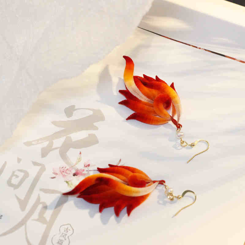 Buddha Stones 14K vergoldete Kupfer handgefertigte Samtblume Maulbeerseide rote Feder Tropfen Ohrringe