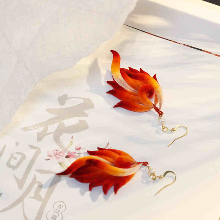 Buddha Stones 14K vergoldete Kupfer handgefertigte Samtblume Maulbeerseide rote Feder Tropfen Ohrringe