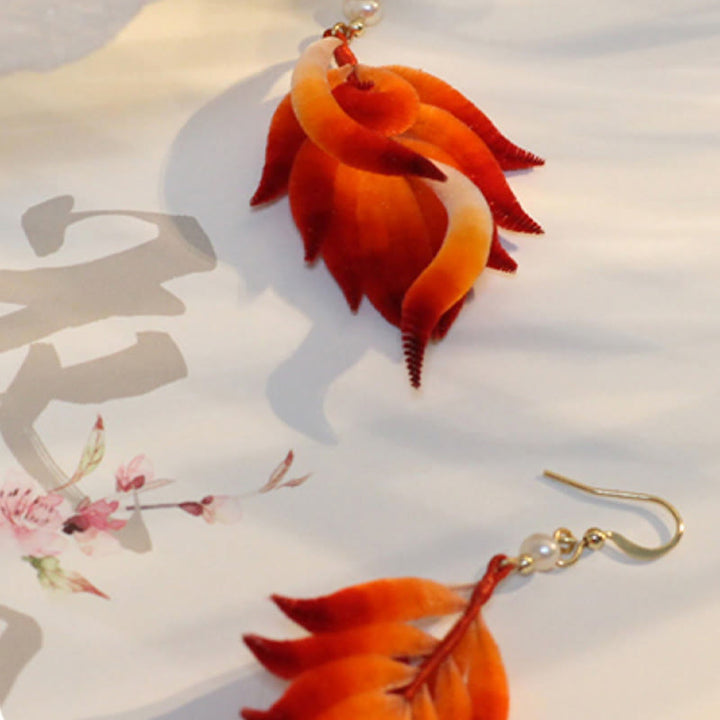 Buddha Stones 14K vergoldete Kupfer handgefertigte Samtblume Maulbeerseide rote Feder Tropfen Ohrringe