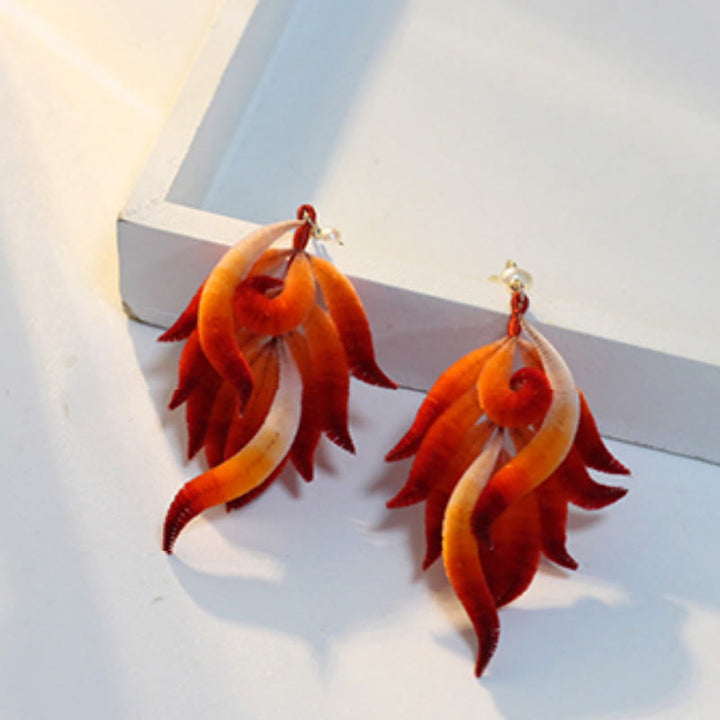 Buddha Stones 14K vergoldete Kupfer handgefertigte Samtblume Maulbeerseide rote Feder Tropfen Ohrringe