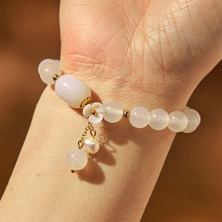 Buddha Stones Armband mit weißem Achat und Perlen und Blumen-Glücksbringer