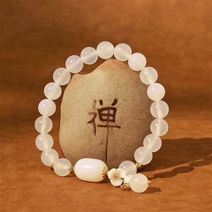 Buddha Stones Armband mit weißem Achat und Perlen und Blumen-Glücksbringer