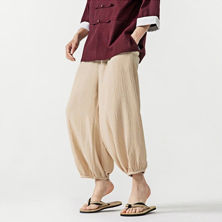 Weiche, einfarbige Herrenhose aus Baumwolle mit Kordelzug und Taschen von Buddha Stones