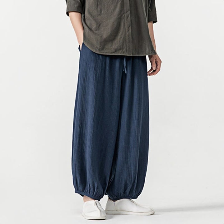 Weiche, einfarbige Herrenhose aus Baumwolle mit Kordelzug und Taschen von Buddha Stones - image 28