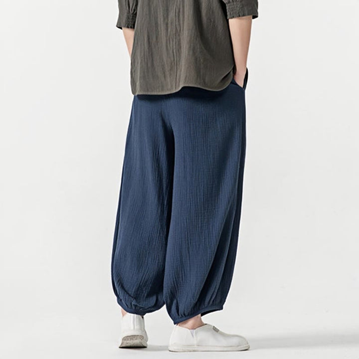Weiche, einfarbige Herrenhose aus Baumwolle mit Kordelzug und Taschen von Buddha Stones - image 25