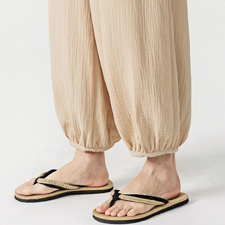 Weiche, einfarbige Herrenhose aus Baumwolle mit Kordelzug und Taschen von Buddha Stones - image 11