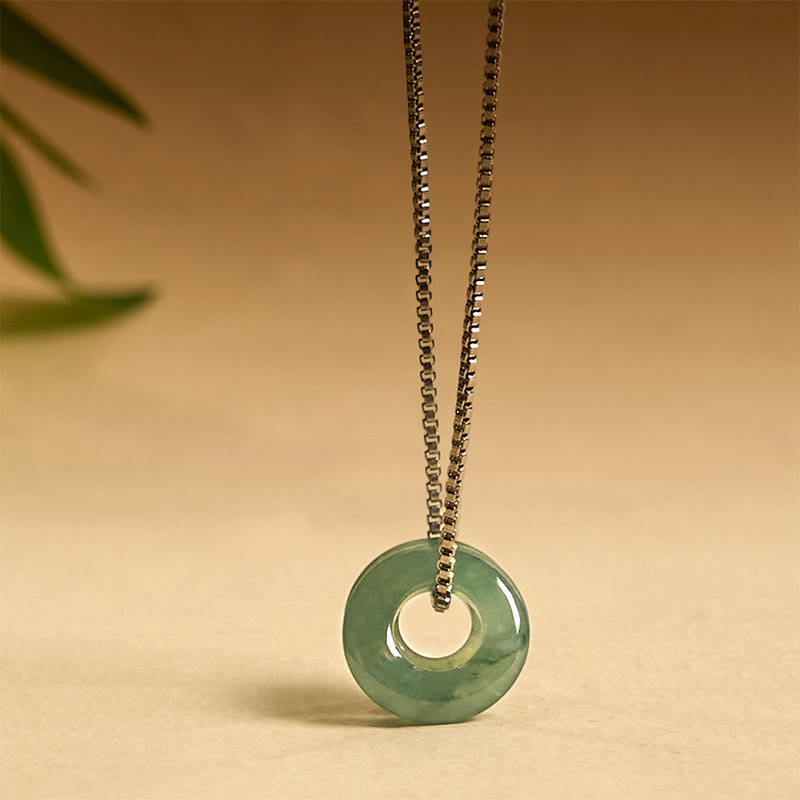 Halskette mit Anhänger aus Jade mit doppelter Friedensschnalle und Wohlstandssymbol von Buddha Stones