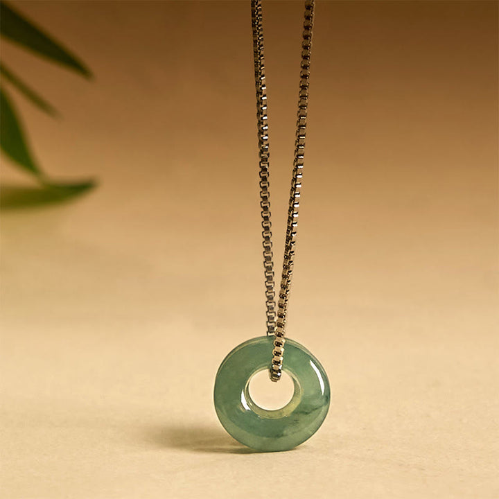 Halskette mit Anhänger aus Jade mit doppelter Friedensschnalle und Wohlstandssymbol von Buddha Stones