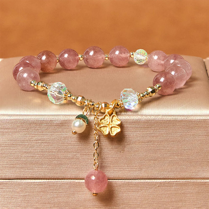 Buddha Stones Heilarmband aus natürlichem Erdbeerquarz mit vierblättrigem Kleeblatt