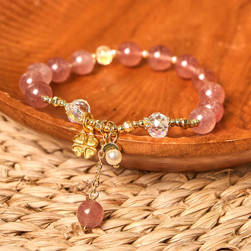 Buddha Stones Heilarmband aus natürlichem Erdbeerquarz mit vierblättrigem Kleeblatt