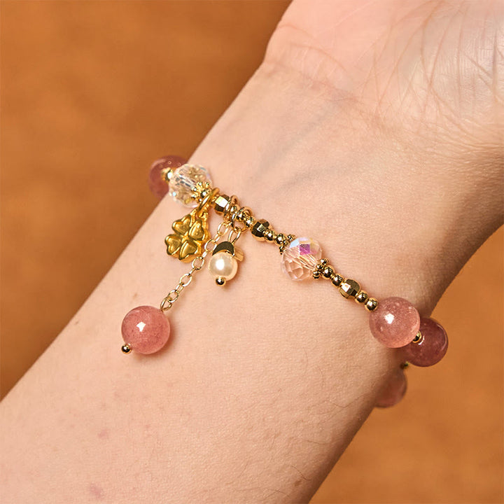 Buddha Stones Heilarmband aus natürlichem Erdbeerquarz mit vierblättrigem Kleeblatt