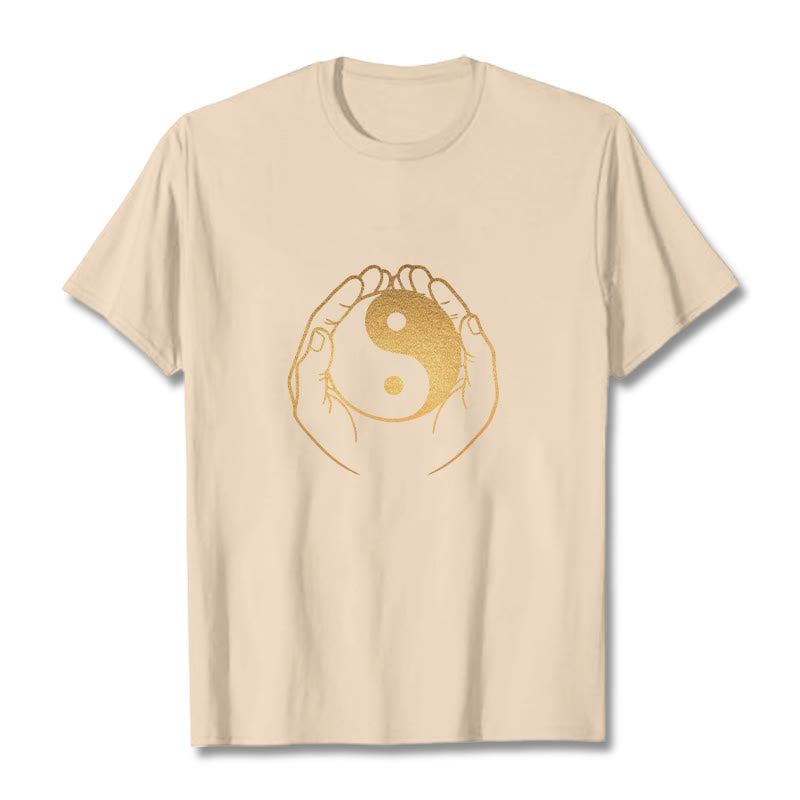 Buddha Stones ​​Hände halten eine goldene Yin Yang T-shirt - Bisque - 2XL - image 13