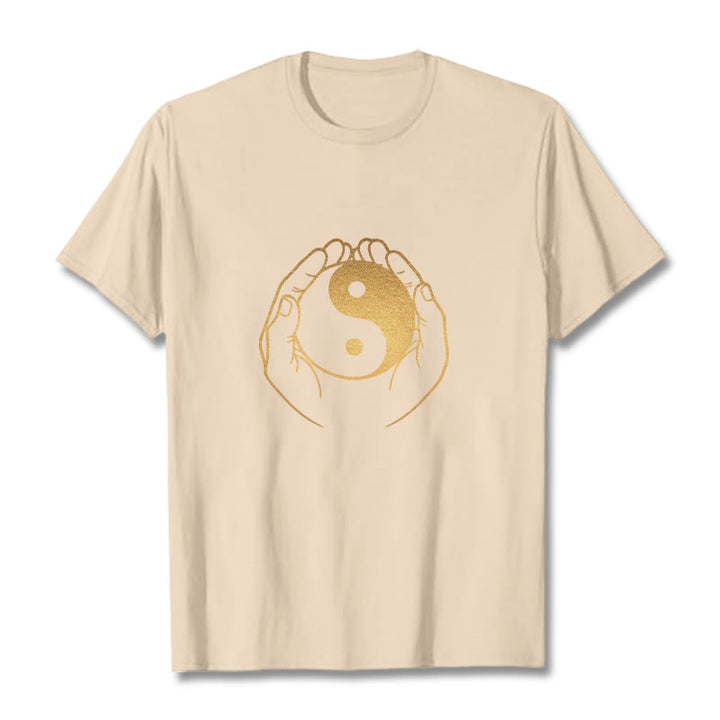Buddha Stones ​​Hände halten eine goldene Yin Yang T-shirt - Bisque - 2XL - image 13