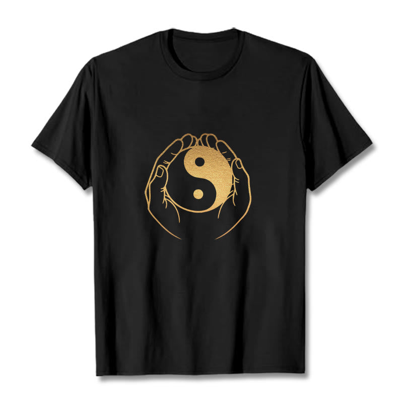 Buddha Stones ​​Hände halten eine goldene Yin Yang T-shirt - Schwarz - 2XL - image 0