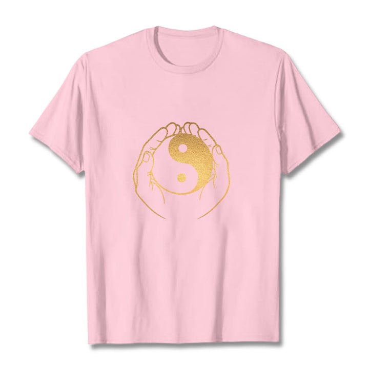 Buddha Stones ​​Hände halten eine goldene Yin Yang T-shirt - Hellrosa - 2XL - image 16
