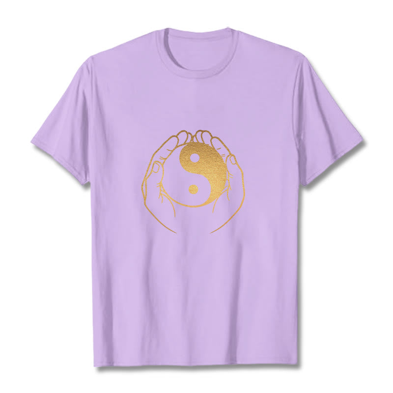 Buddha Stones ​​Hände halten eine goldene Yin Yang T-shirt - Pflaume - 2XL - image 19