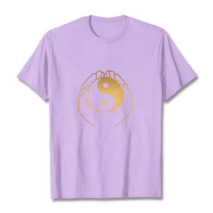 Buddha Stones ​​Hände halten eine goldene Yin Yang T-shirt - Pflaume - 2XL - image 19