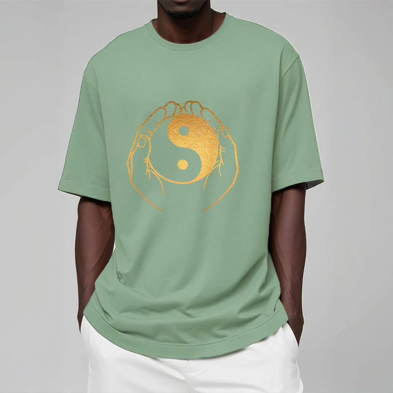 Buddha Stones ​​Hände halten eine goldene Yin Yang T-shirt - image 15