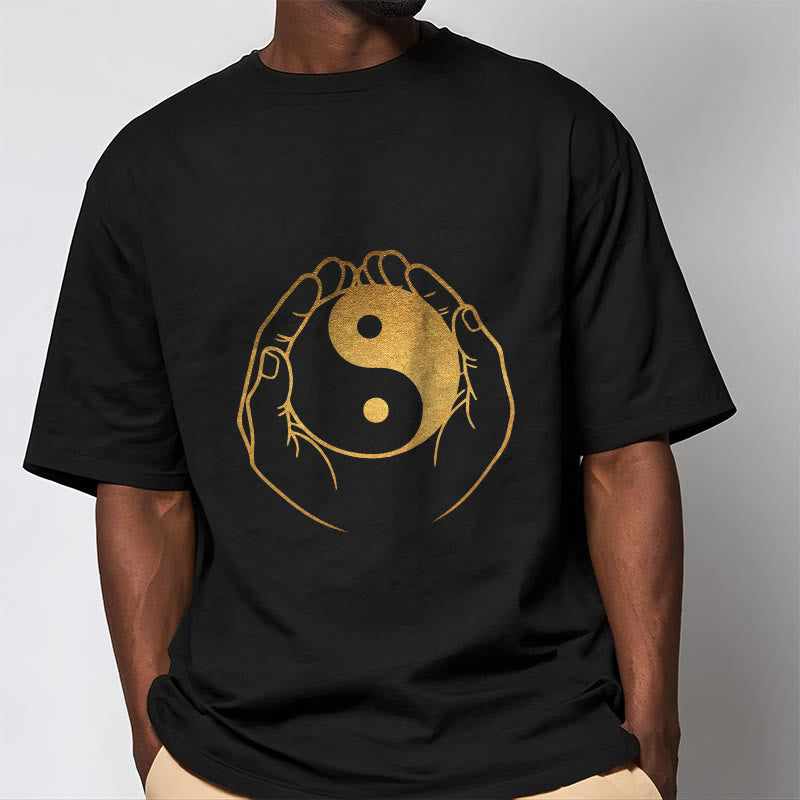 Buddha Stones ​​Hände halten eine goldene Yin Yang T-shirt - image 1