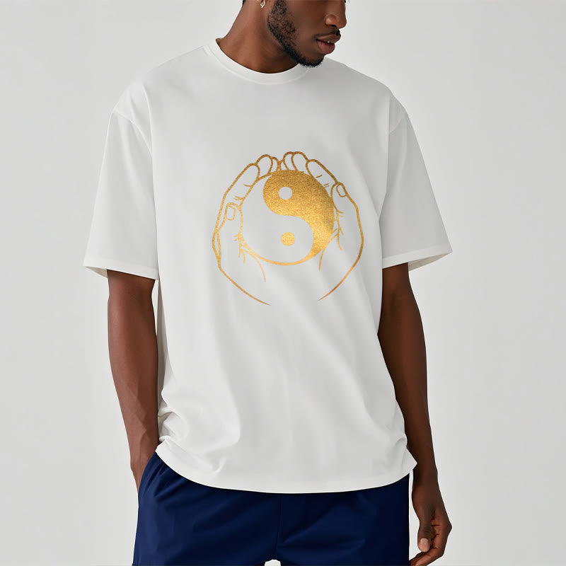 Buddha Stones ​​Hände halten eine goldene Yin Yang T-shirt - image 9